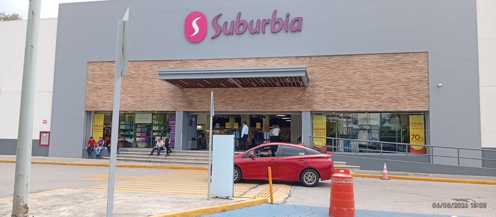 Entrada principal Suburbia